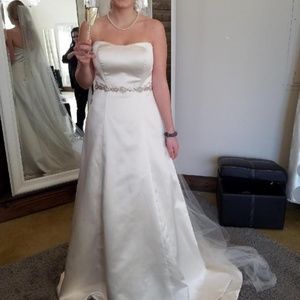Brand new, unaltered size 6, Wedding Dress